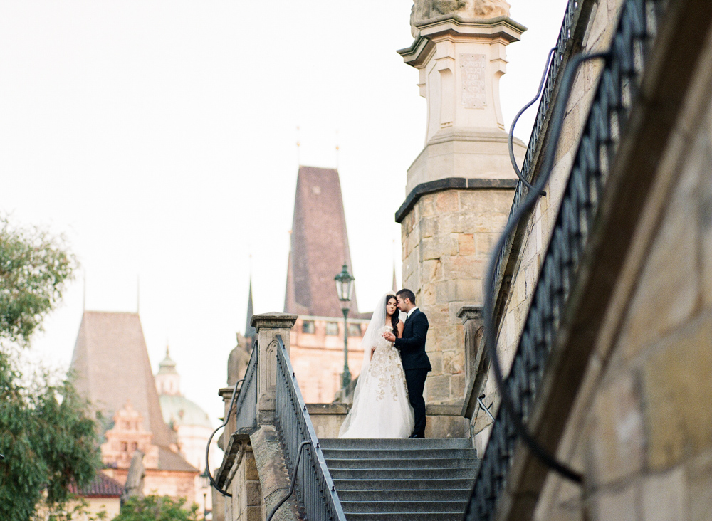 prague-charles-bridge-bride-02