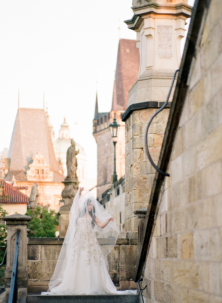 prague-charles-bridge-bride-04