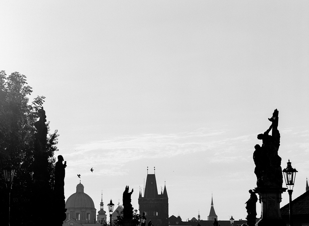 prague-charles-bridge-bride-05