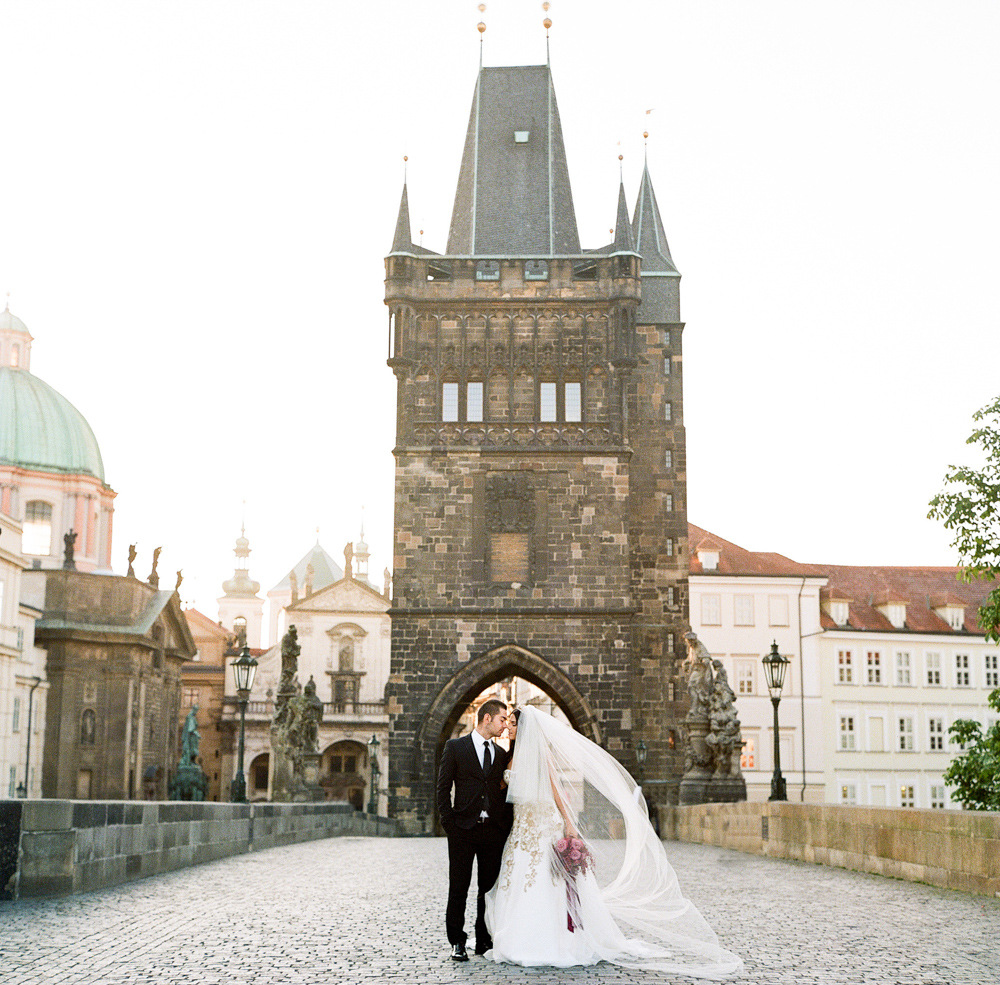 prague-charles-bridge-bride-09