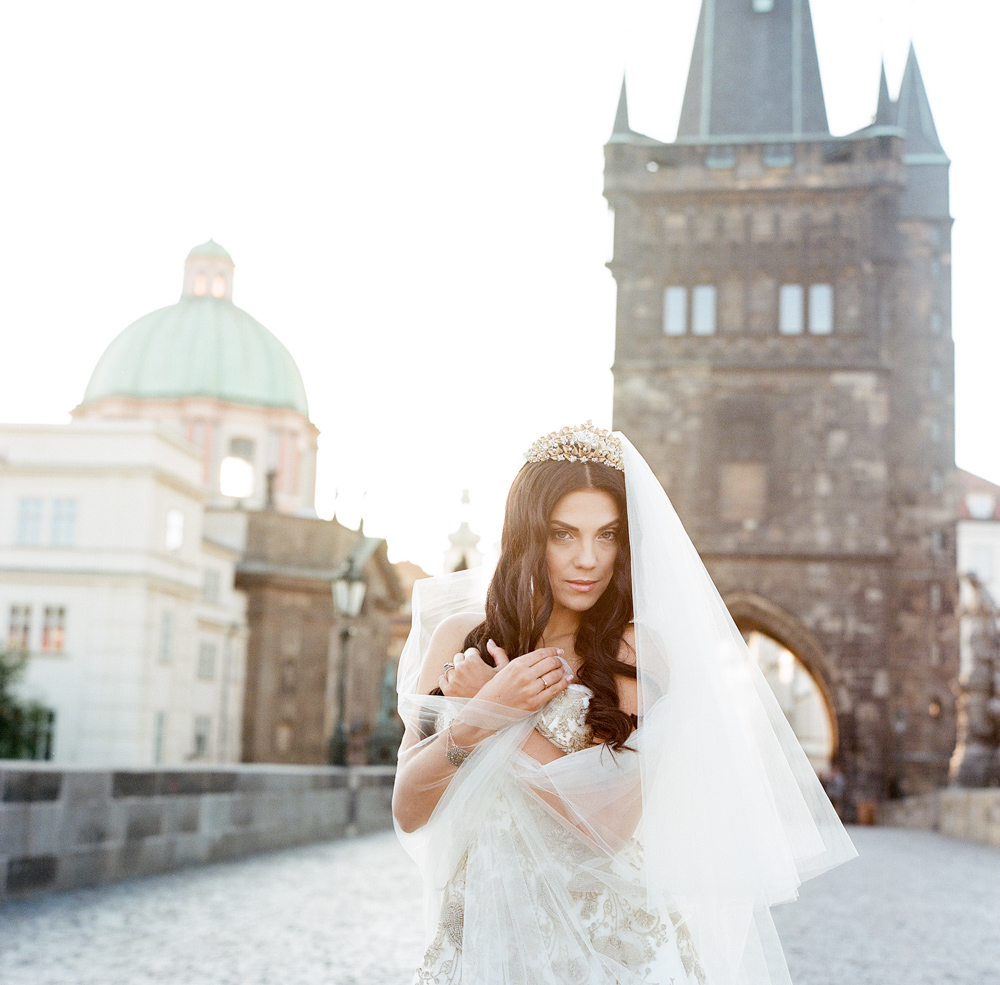 prague-charles-bridge-bride-10