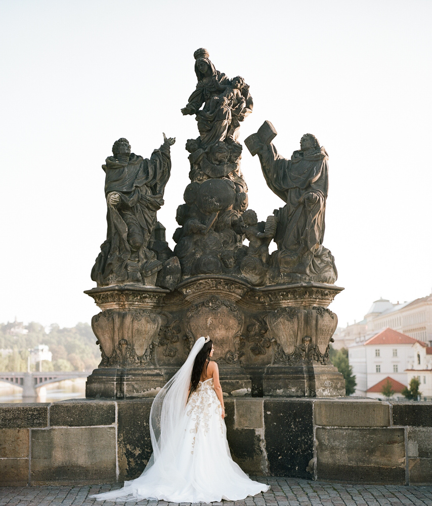 prague-charles-bridge-bride-11