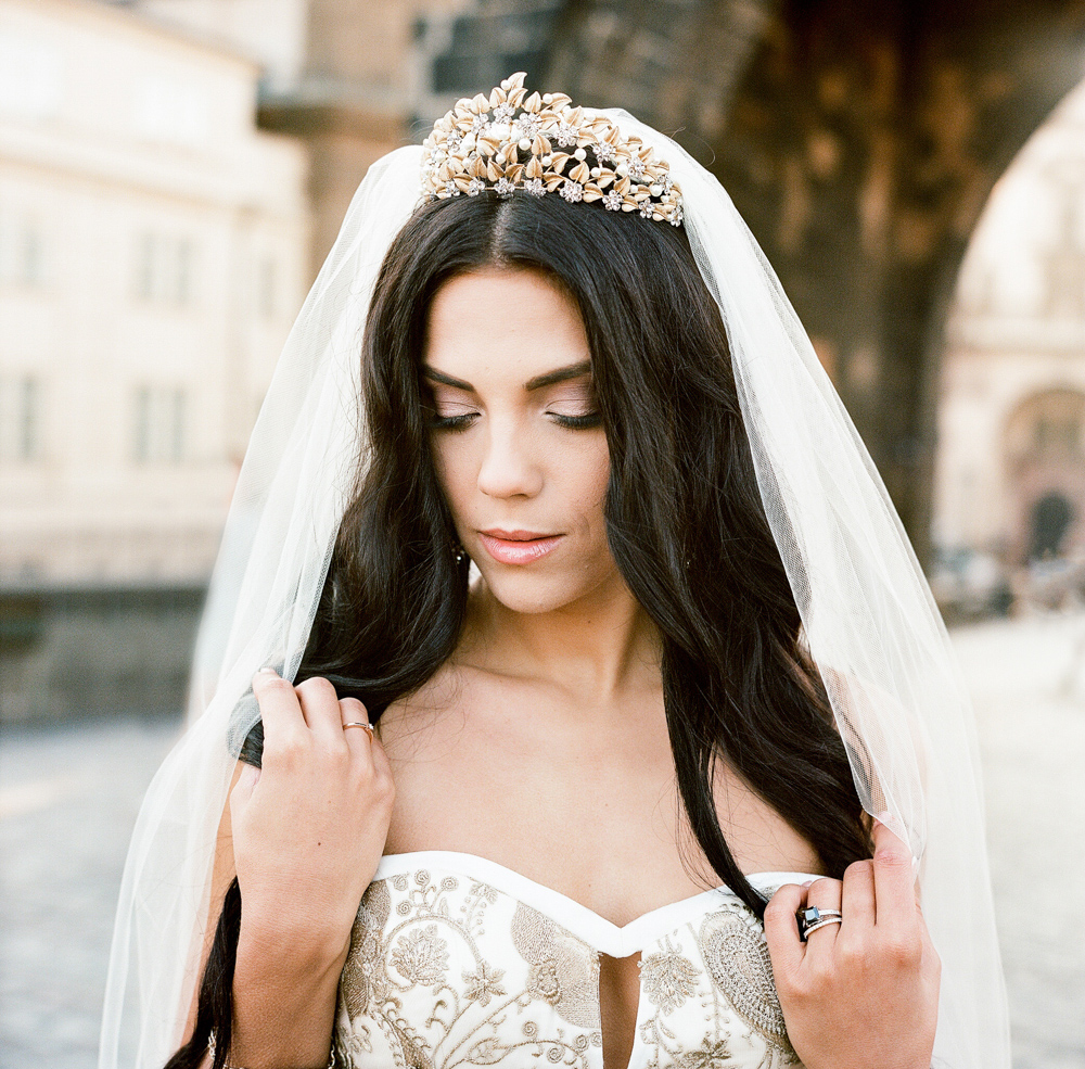 prague-charles-bridge-bride-12