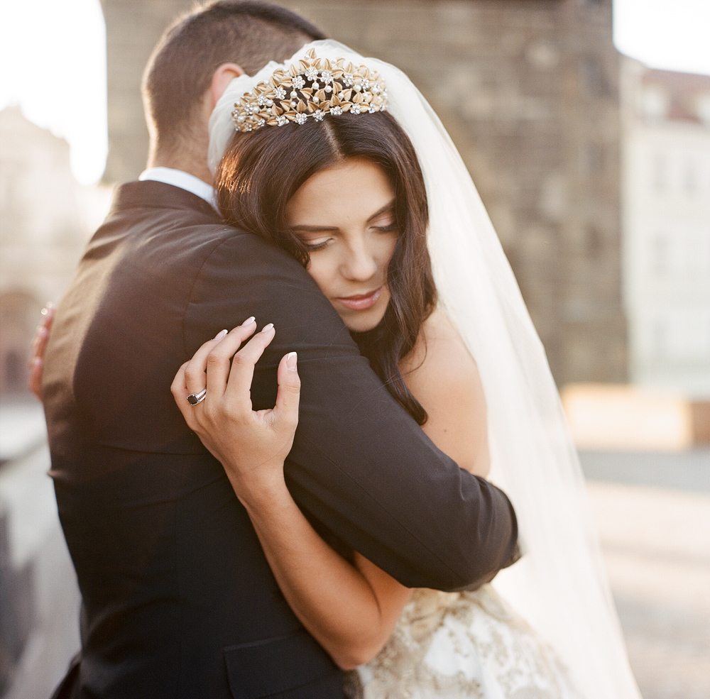 prague-charles-bridge-bride-13