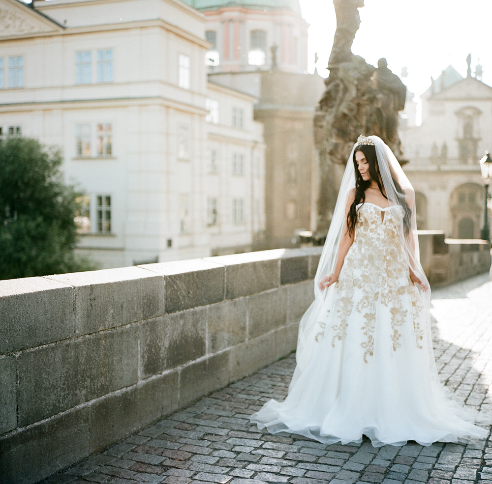 prague-charles-bridge-bride-14