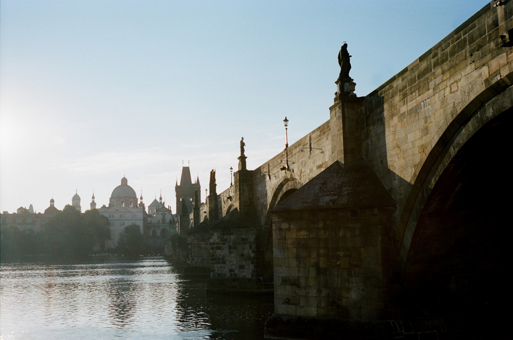 prague-charles-bridge-bride-20