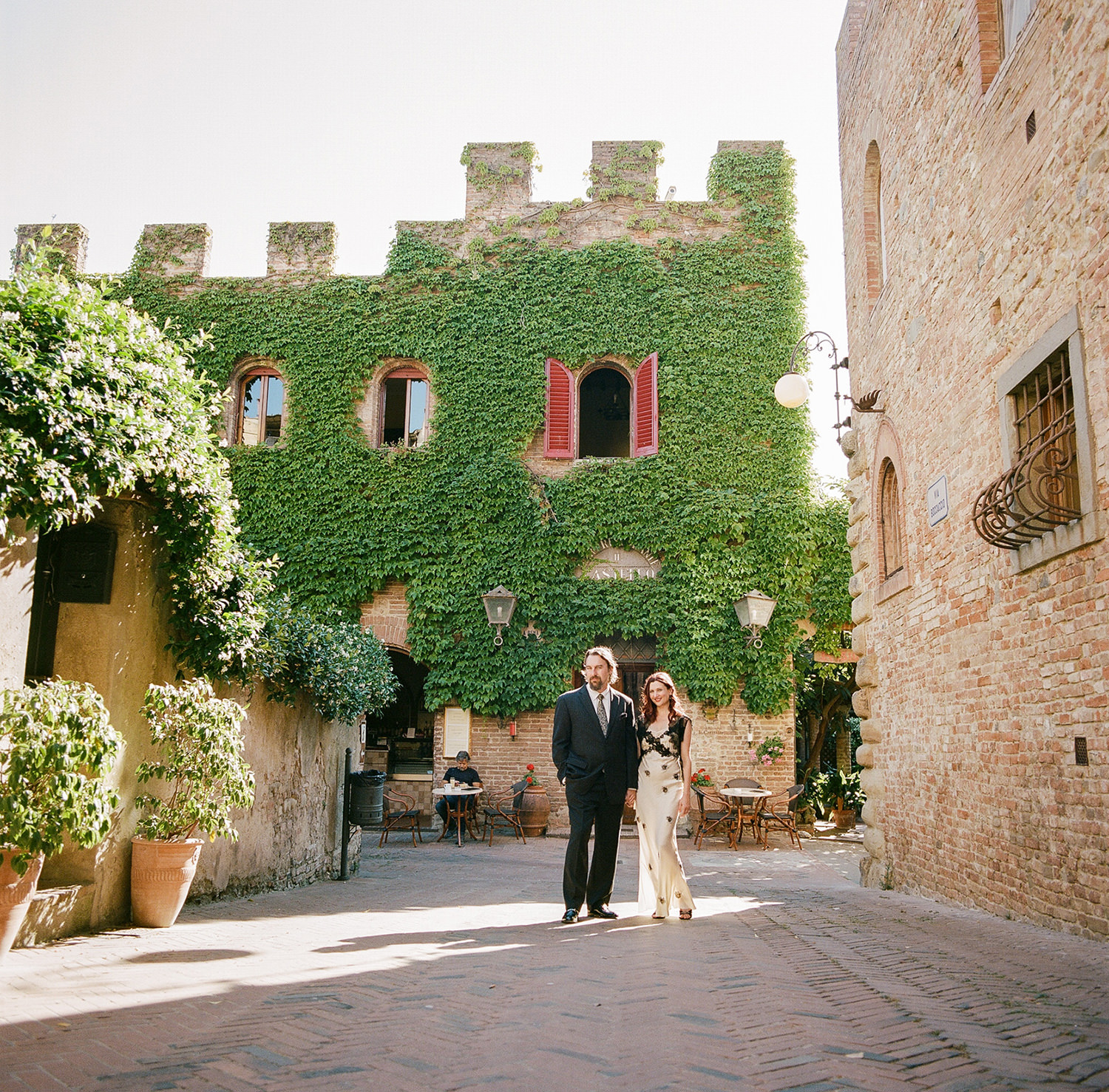 bride and groom in certaldo tuscany