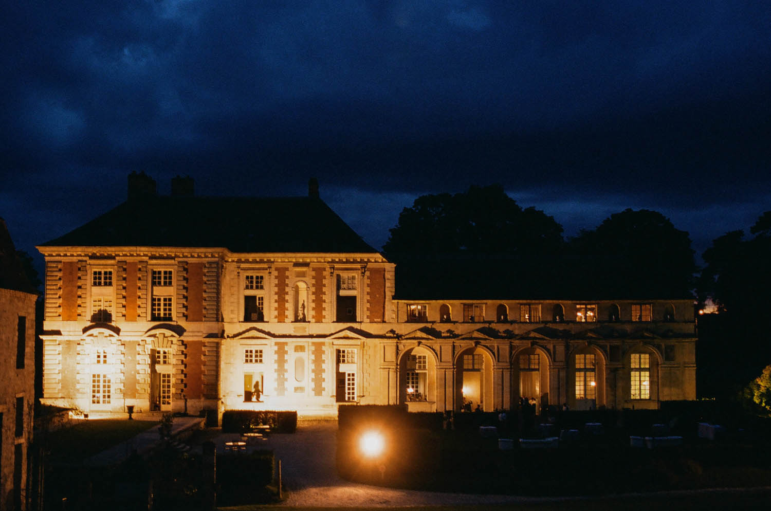 chateau de vallery at night