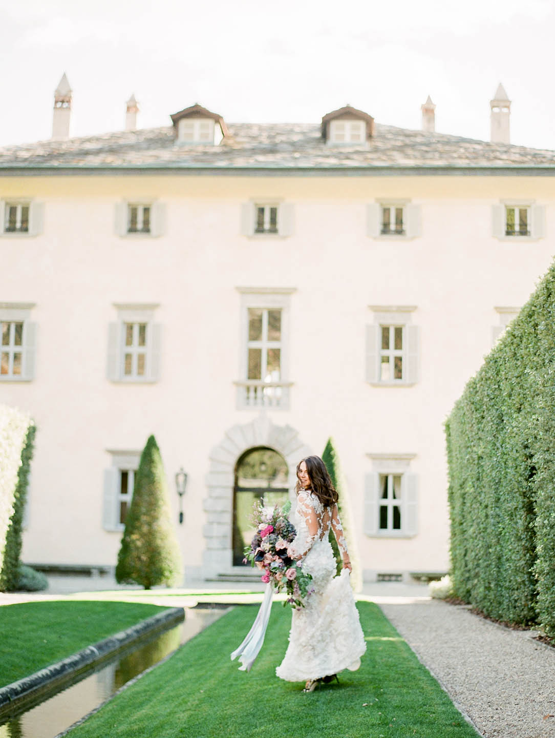 lake como bride in front of villa balbiano 02