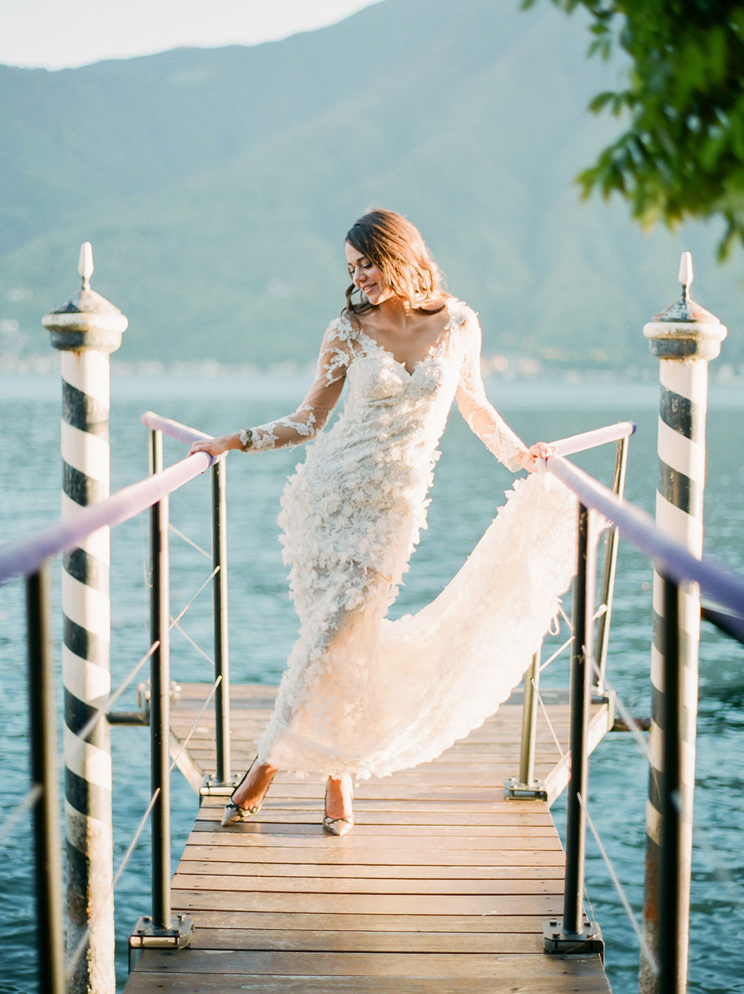 villa balbiano dock with bride posing