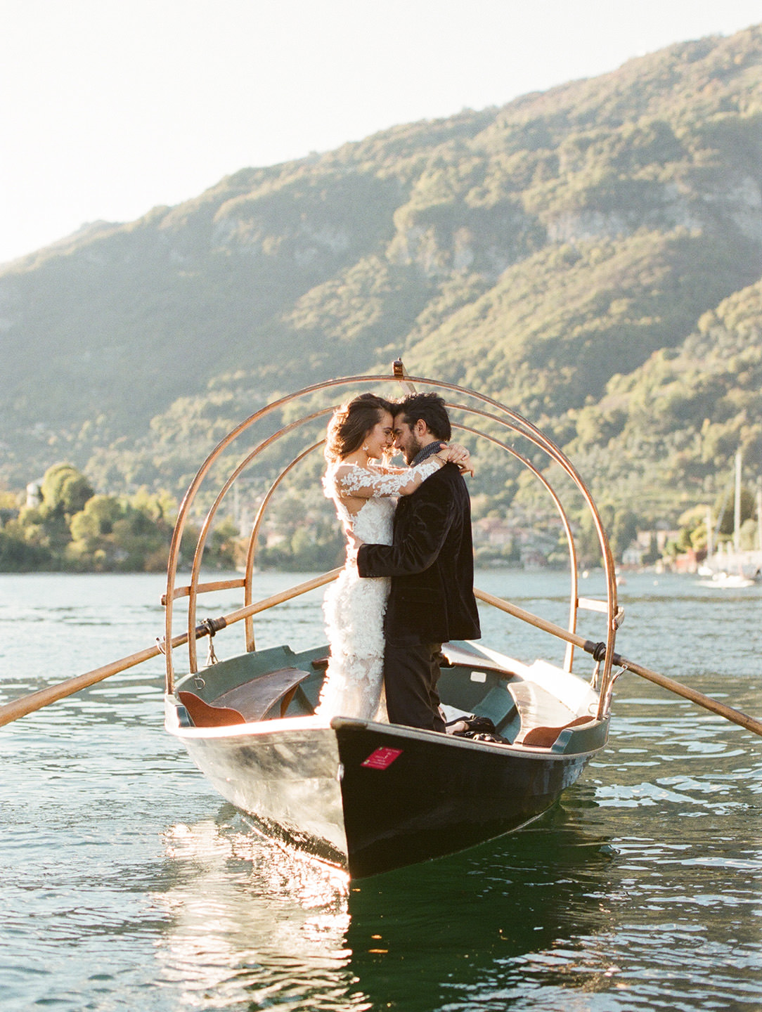 villa balbiano bride and groom in boat kissing